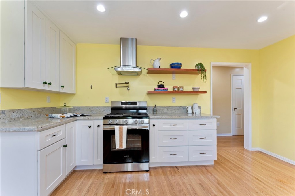 https://media.crmls.org/medias/804c3352-ff8a-4f38-8dc0-0cd7a83ec8c2.jpg?preset=X-Large