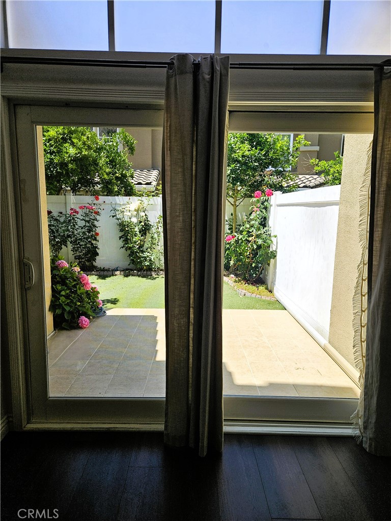 https://media.crmls.org/medias/804ee07f-46f7-471d-8644-8053cd0f64bf.jpg?preset=X-Large