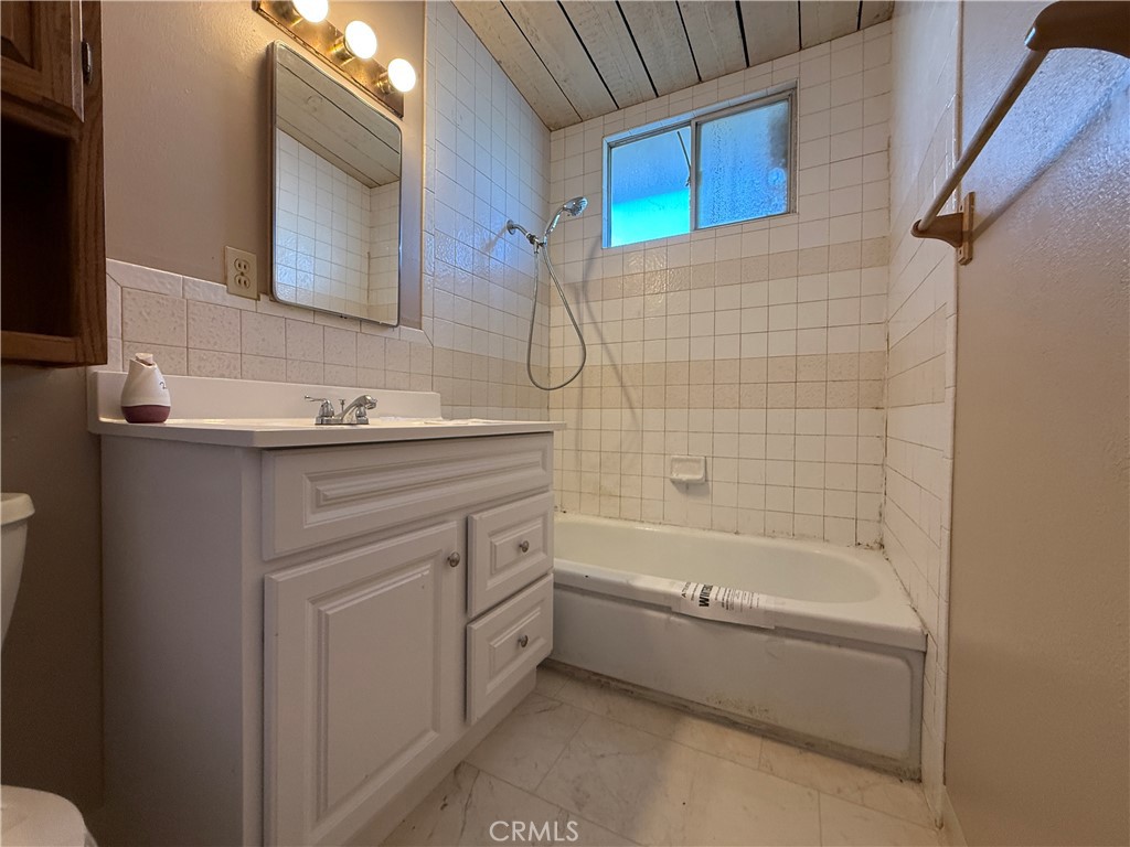 https://media.crmls.org/medias/80525428-a538-45d5-909a-df477fb0f1b9.jpg?preset=X-Large