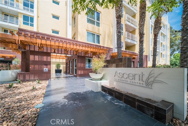 21301 Erwin Street, Woodland Hills CA: https://media.crmls.org/medias/8053c2fd-feb3-4783-b2a6-9ce724afe0ca.jpg