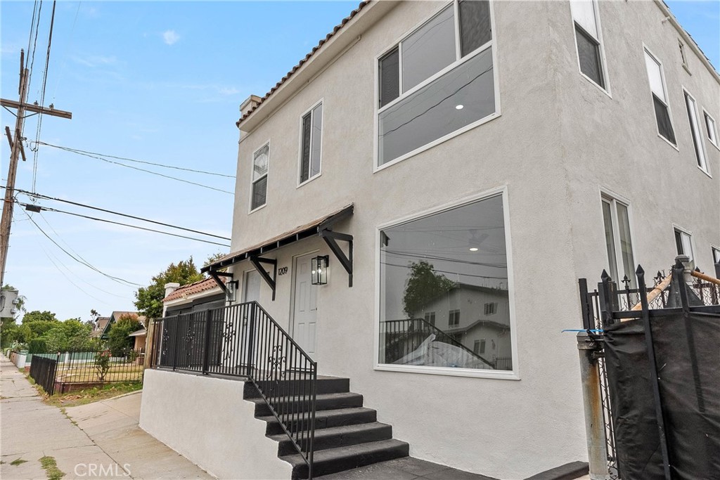 1209 W 40th Place