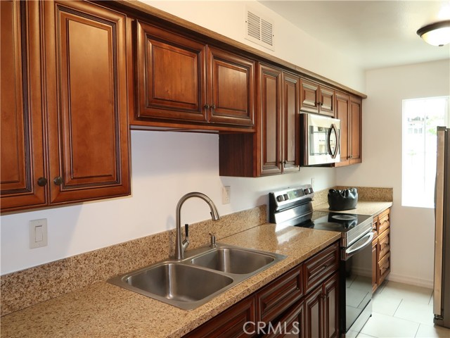 Detail Gallery Image 35 of 37 For 8055 Canby Ave #5,  Reseda,  CA 91335 - 3 Beds | 2/1 Baths