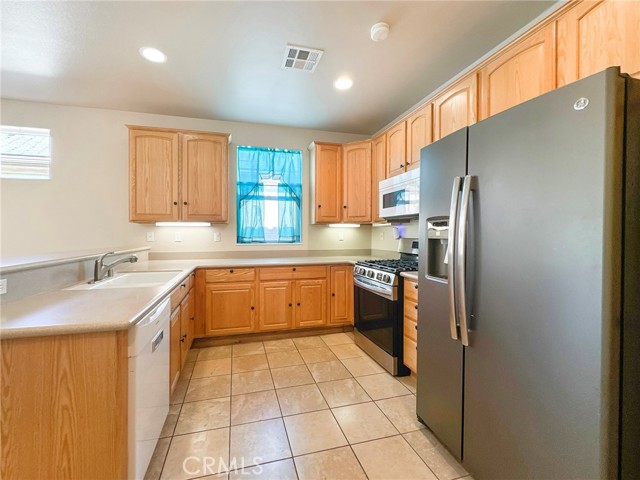 19642 Castle Harbor Court, Apple Valley CA: https://media.crmls.org/medias/80592402-9268-4e2c-9414-171868106772.jpg