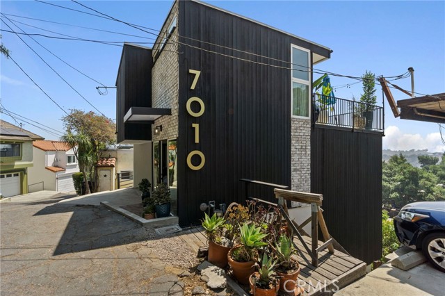Detail Gallery Image 2 of 36 For 7010 Loyal Trl, Los Angeles,  CA 90068 - 2 Beds | 3 Baths
