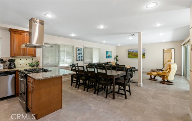 617 Iris Avenue, Corona del Mar CA: https://media.crmls.org/medias/805b3612-82e5-404e-a794-6105a834a0b6.jpg