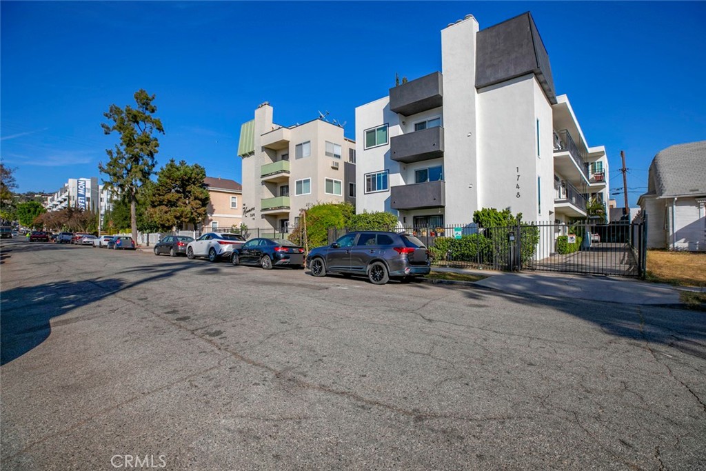 1748 N Kenmore Avenue #203