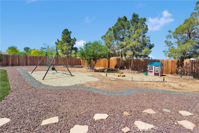 13950 High Falls Trail, Apple Valley CA: https://media.crmls.org/medias/80624e5e-87d8-47c1-847a-928c4db4604e.jpg