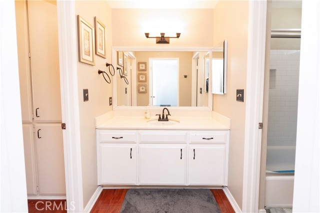 Detail Gallery Image 27 of 39 For 12334 Chandler #C,  Valley Village,  CA 91607 - 2 Beds | 2 Baths