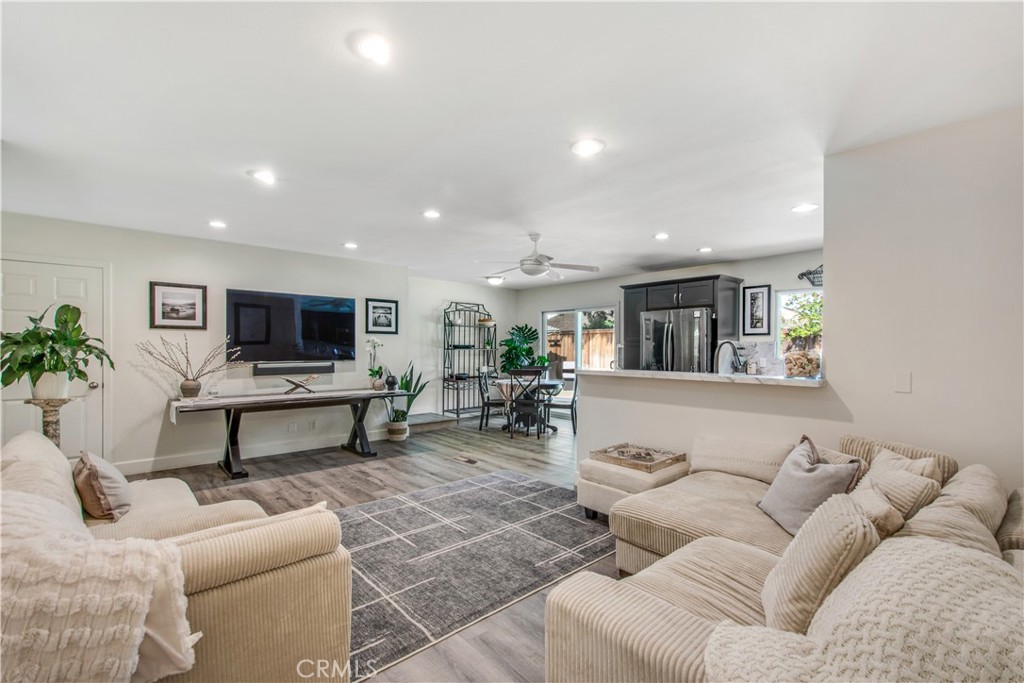 MLS #OC25138395 img 3