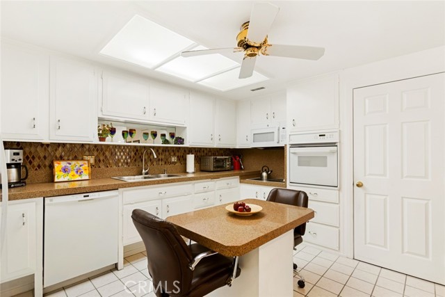 Detail Gallery Image 5 of 19 For 1381 Monterey Rd 62g,  Seal Beach,  CA 90740 - 2 Beds | 1/1 Baths