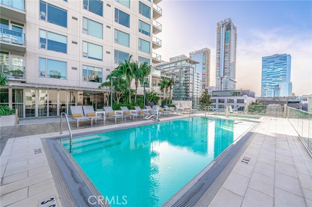 1050 S Grand Avenue, Los Angeles CA: https://media.crmls.org/medias/80690096-c4ad-437a-b8c3-630bef9e92be.jpg