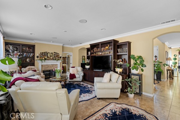 Detail Gallery Image 9 of 44 For 216 Navarra Way, Santa Maria,  CA 93454 - 5 Beds | 4 Baths