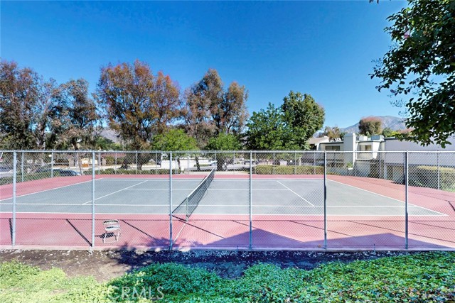 Detail Gallery Image 4 of 38 For 10504 Sunland Blvd Bld #5,  Sunland,  CA 91040 - 2 Beds | 2 Baths