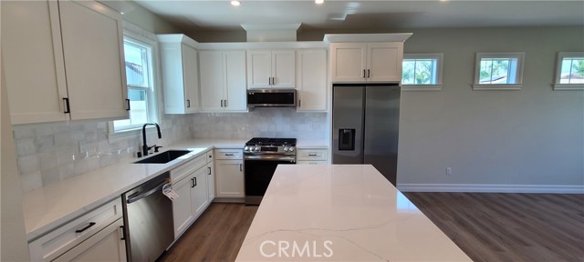 Kitchen w/Island, Fridge