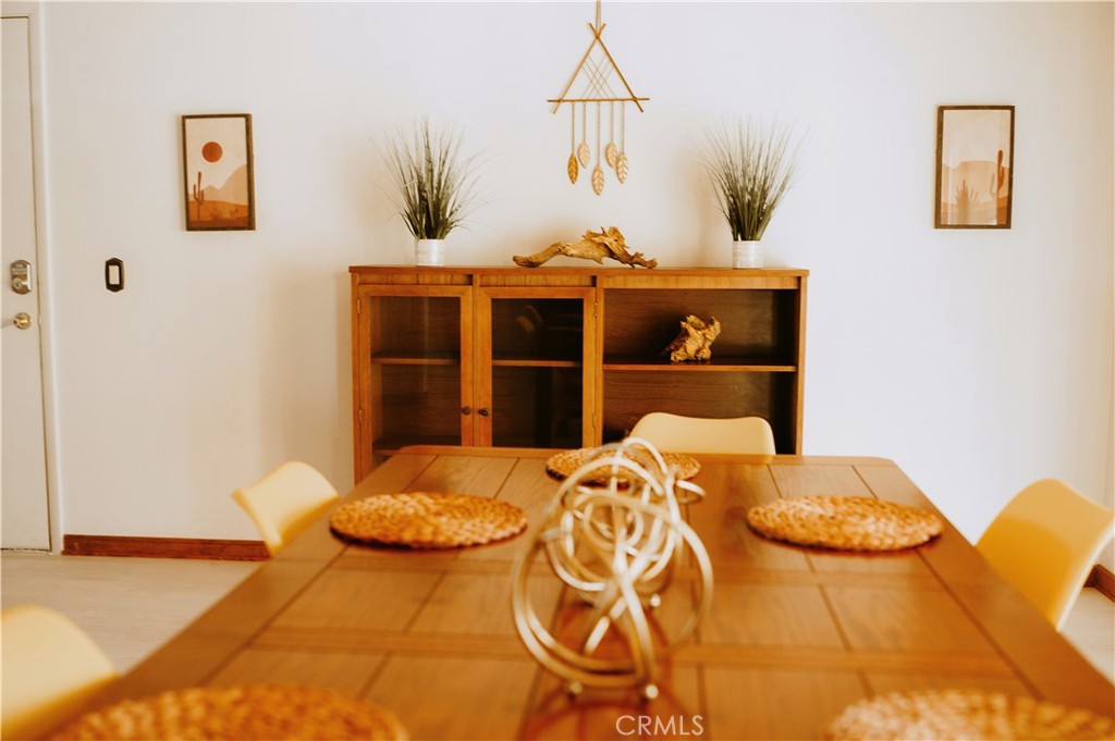 https://media.crmls.org/medias/806f04e4-5c21-4657-9135-b4f9161cc998.jpg?preset=X-Large