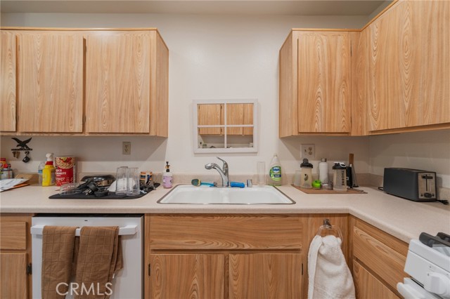 409 Utica Avenue, Huntington Beach CA: https://media.crmls.org/medias/8071319c-9f3e-4d34-bd7b-8e432262a844.jpg