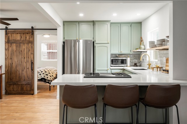 Detail Gallery Image 3 of 29 For 606 Merced Ave, Big Bear Lake,  CA 92315 - 2 Beds | 2 Baths
