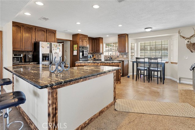 25733 Roundup Way, Apple Valley CA: https://media.crmls.org/medias/807be01f-1087-464c-9196-956caafd1a15.jpg