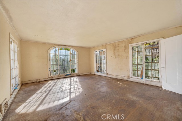 Detail Gallery Image 11 of 33 For 2329 N Edgemont, Los Angeles,  CA 90027 - 5 Beds | 3 Baths