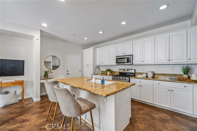 Detail Gallery Image 11 of 55 For 6363 Marbella Ln, Corona,  CA 91752 - 4 Beds | 2 Baths