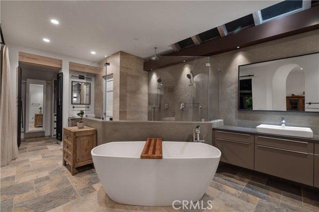 Detail Gallery Image 12 of 28 For 2204 Waterfront Dr, Corona Del Mar,  CA 92625 - 5 Beds | 5/1 Baths