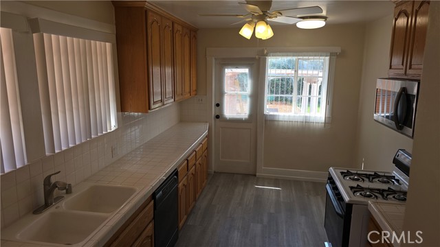 Detail Gallery Image 3 of 27 For 416 W Lexington Dr, Glendale,  CA 91203 - 3 Beds | 2 Baths
