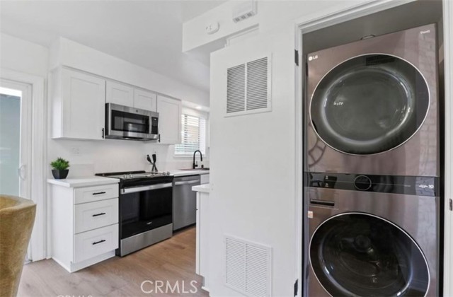 Detail Gallery Image 5 of 18 For 19775 Cambridge Lane, Huntington Beach,  CA 92646 - 3 Beds | 2/1 Baths