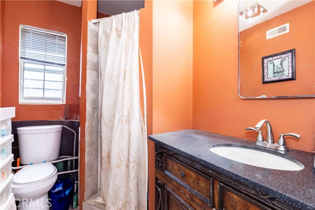 6402 Graves Avenue, Van Nuys CA: https://media.crmls.org/medias/808777fb-7bce-41ae-a206-1a7b8b7bed88.jpg