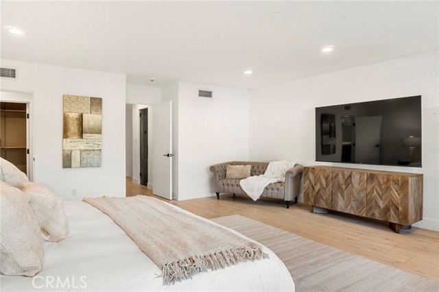 5265 Del Moreno Drive, Woodland Hills CA: https://media.crmls.org/medias/80926f72-6c92-49a9-bfad-e3a3331f5148.jpg