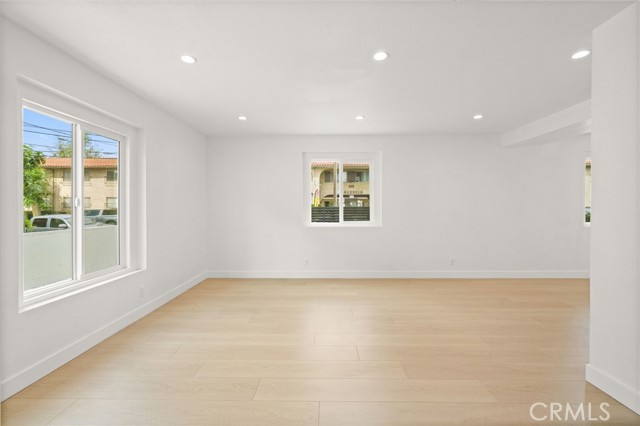 Detail Gallery Image 7 of 33 For 7010 Lennox Ave #B,  Van Nuys,  CA 91405 - 4 Beds | 2 Baths