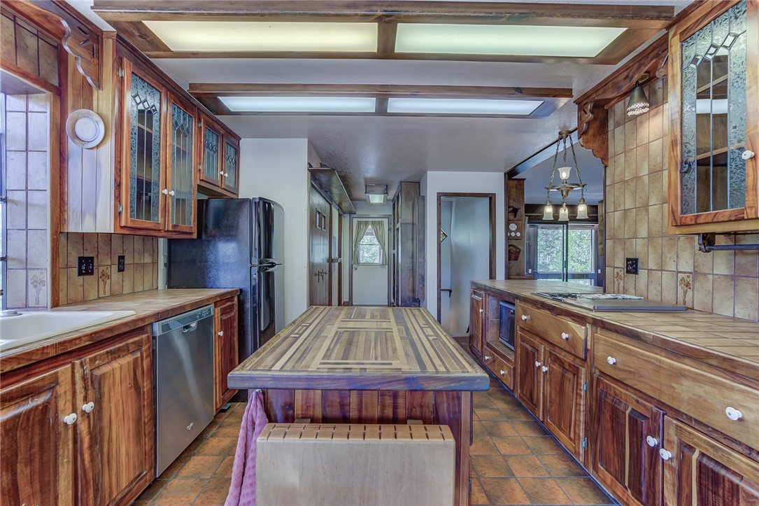 Detail Gallery Image 26 of 73 For 9809 N. Old Stage Road, Weed,  CA 96094 - 4 Beds | 3/1 Baths