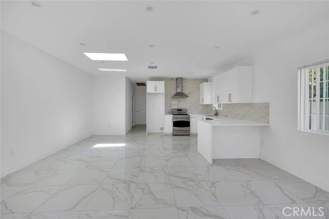 Detail Gallery Image 4 of 20 For 634 E Valencia Ave, Burbank,  CA 91501 - 2 Beds | 2 Baths