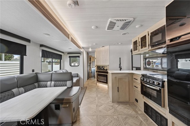 Detail Gallery Image 5 of 11 For 1295 1295 S Cawston Ave, Hemet,  CA 92545 - – Beds | – Baths