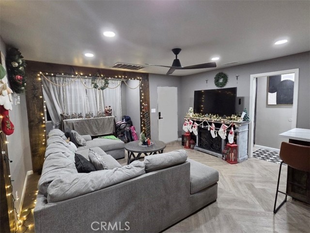 Detail Gallery Image 4 of 11 For 651 Record, East Los Angeles,  CA 90023 - 5 Beds | 2 Baths