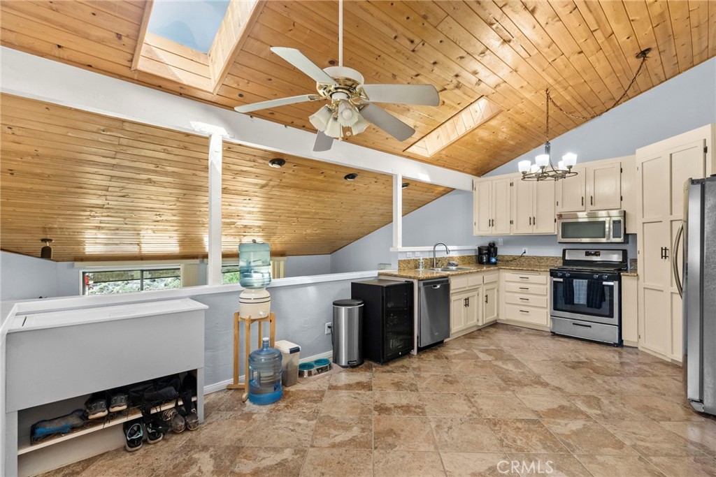https://media.crmls.org/medias/809ba90c-334c-41cd-8234-e16cf8443372.jpg?preset=X-Large