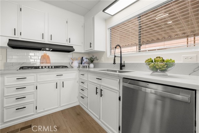 Detail Gallery Image 2 of 33 For 307 S Smith Ave #5,  Corona,  CA 92882 - 2 Beds | 2 Baths