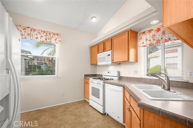 Detail Gallery Image 8 of 40 For 9921 Flora Vista #5,  Bellflower,  CA 90706 - 4 Beds | 2 Baths