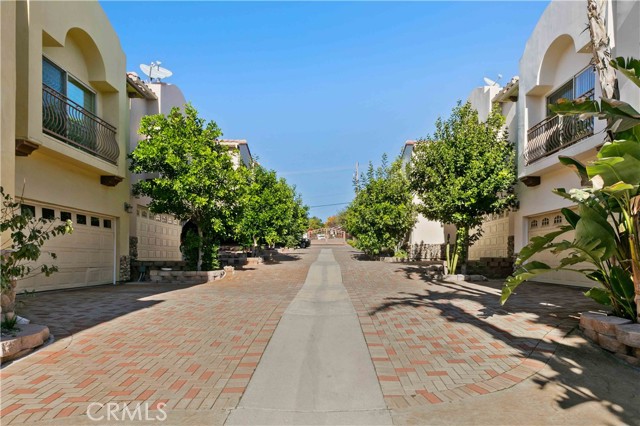 Detail Gallery Image 6 of 69 For 6920 Valmont #5,  Tujunga,  CA 91042 - 4 Beds | 3 Baths