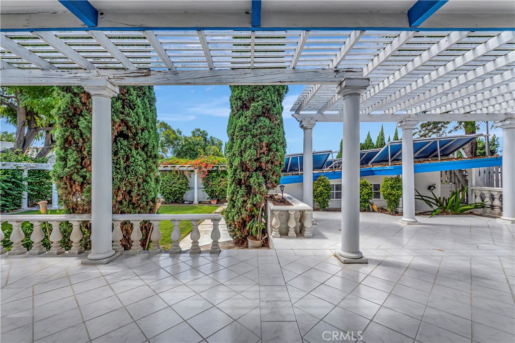https://media.crmls.org/medias/80a63bff-5756-4326-99ce-d9ba37250532.jpg?preset=X-Large