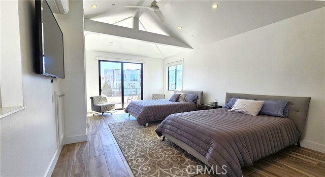 Detail Gallery Image 15 of 24 For 237 1st St, Huntington Beach,  CA 92648 - 4 Beds | 3/2 Baths