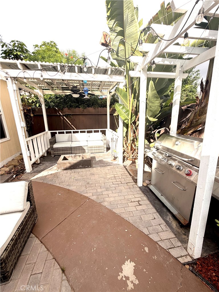 https://media.crmls.org/medias/80a74eda-ca22-4f7d-b40e-17a318dce796.jpg?preset=X-Large