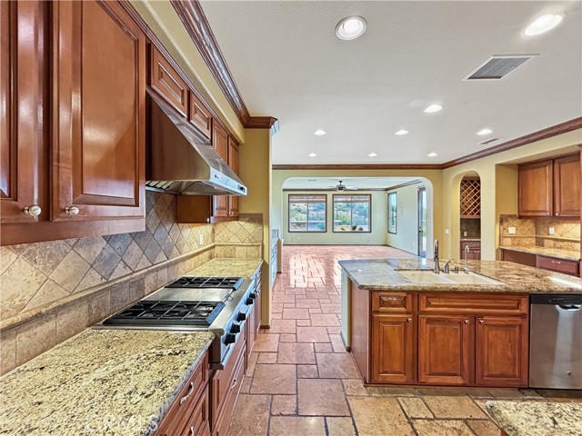 Detail Gallery Image 9 of 11 For 7786 Sanctuary Dr, Corona,  CA 92883 - 4 Beds | 3/1 Baths