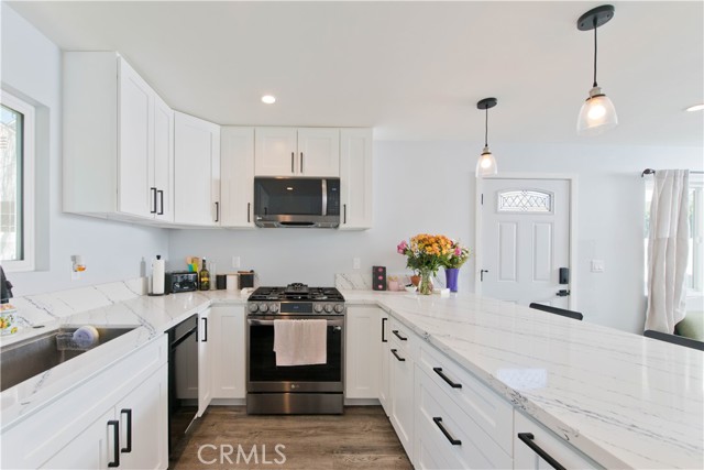 Detail Gallery Image 26 of 52 For 13608 Bassett St, Valley Glen,  CA 91405 - 6 Beds | 4 Baths