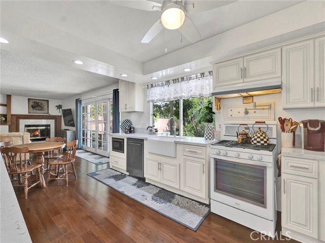 15920 Bahama Street, North Hills CA: https://media.crmls.org/medias/80ad0816-e88c-4c85-8efd-c90def141bea.jpg