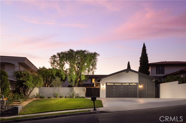 303 E Avenida Cordoba, San Clemente CA: https://media.crmls.org/medias/80b2d490-8f3d-47a5-97d7-5e047666a314.jpg