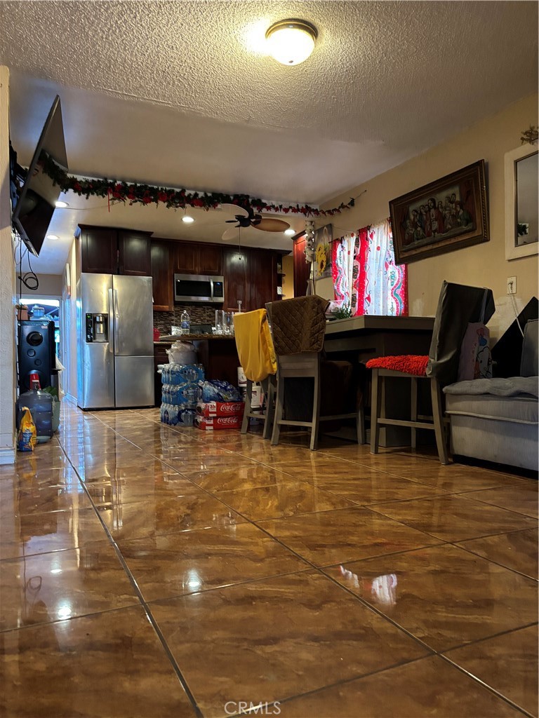 https://media.crmls.org/medias/80b3d2bc-0aa2-4886-a16e-35a6082b731e.jpg?preset=X-Large