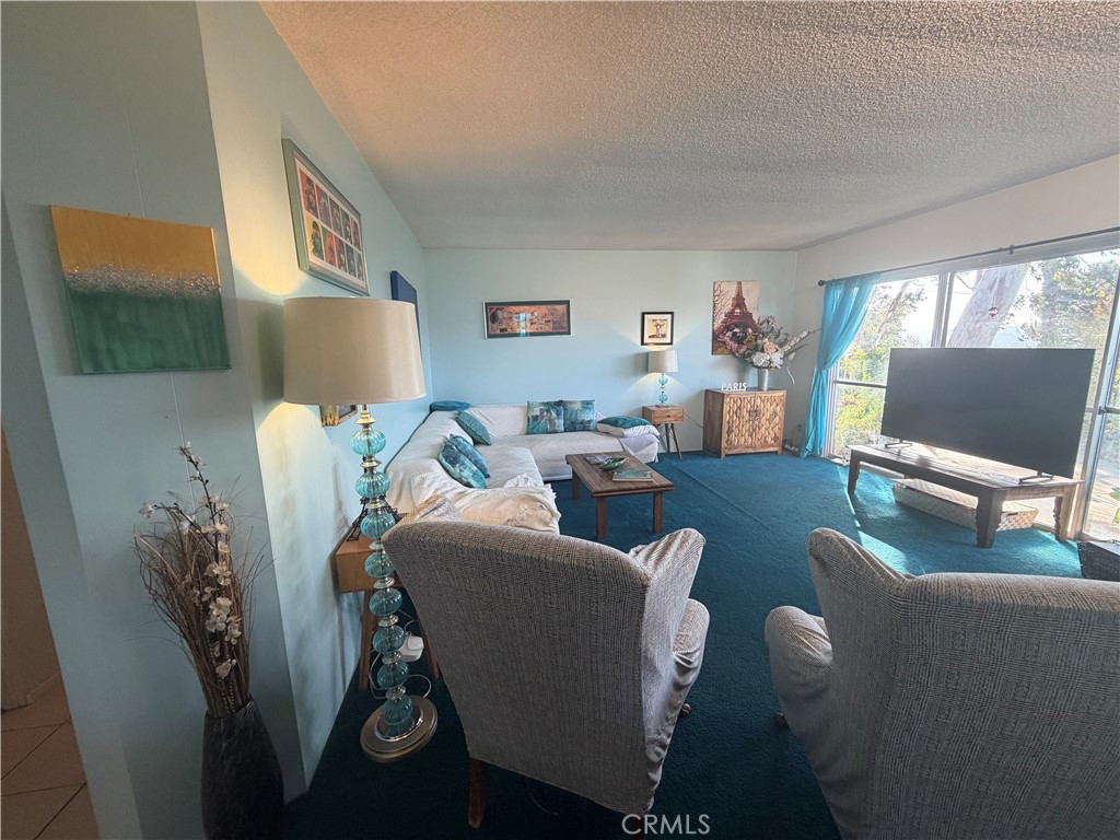 https://media.crmls.org/medias/80bb8813-bdec-4925-b14d-6b3eef64a94b.jpg?preset=X-Large