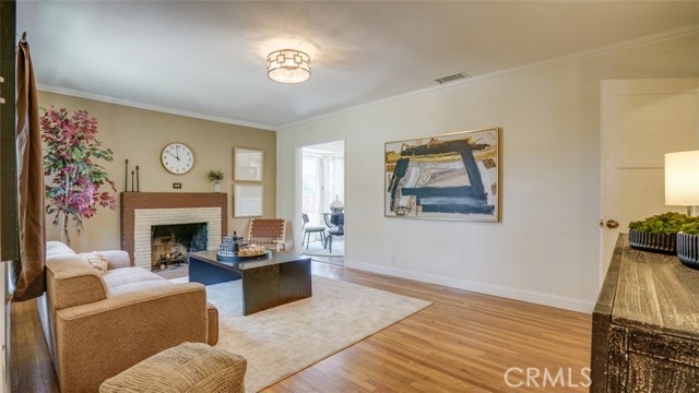 525 N Mariposa Street, Burbank CA: https://media.crmls.org/medias/80bd6ee0-8f18-43f0-a52d-65f1f8a3d9bc.jpg
