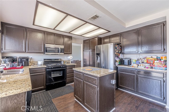 Detail Gallery Image 15 of 39 For 3336 E Avenue Q10, Palmdale,  CA 93550 - 4 Beds | 3 Baths