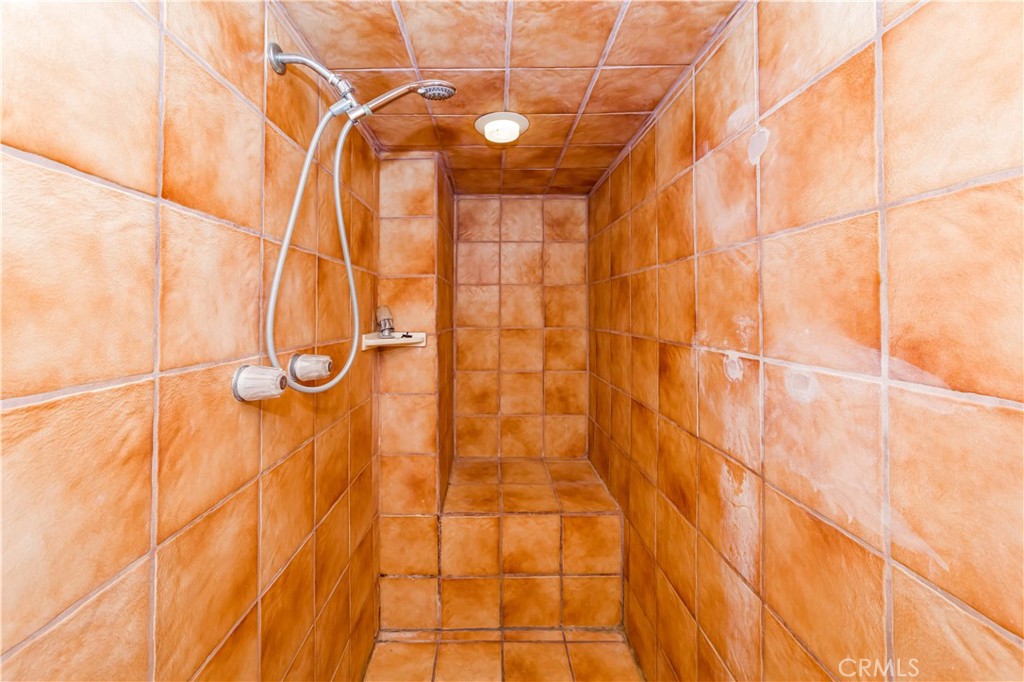 https://media.crmls.org/medias/80be0e2b-da63-4a14-bb7d-b70e08dd5b1b.jpg?preset=X-Large